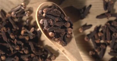 Süper yavaş çekim, Kapalı Ahşap kaşık Tamamen karanfillerle dolu, Hafif Yavaş Hareket Takla, Sıcak Mutfak
