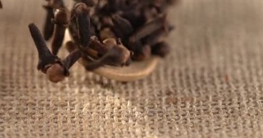 Süper yavaş çekim, Kapalı Ahşap Kaşık Tüm Karanfilleri Düşürme, Çuvalın Üzerindeki Yavaş Hareket, Sıcak Stüdyo Işık,