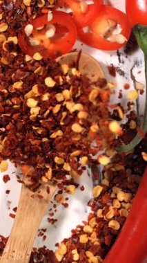 Süper yavaş çekim, Chili dilimlenmiş gevrek ve tohumlar ahşap kaşığa dökülüyor, Slow Motion Kitchen.