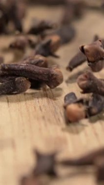 Süper yavaş çekim, Karanfilleri Kapat Tahtada Yuvarlan Süper Yavaş Çekim, Detaylı Koyu Kahverengi Kurutulmuş Makro