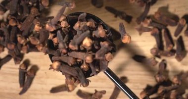 Süper yavaş çekim, Tepedeki Metal kaşık karanfillerle dolup taşıyor, Yavaş Hareket Dağıtımcısı Kesme Tahtası,