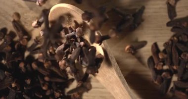 Süper yavaş çekim, Açılı Tahta Kaşık Düşen Karanfiller, Ritmik Yavaş Hareket, Sıcak Mutfak Tonları,