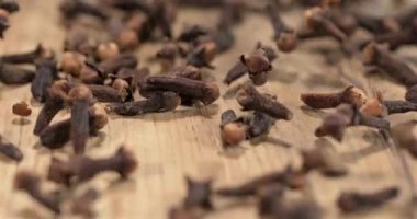 Süper yavaş çekim, Geniş Azı Karanfiller Ahşap Masadan Yavaş Çekimde Düşüyor, Kalabalık Karanlık Baharat Yığını