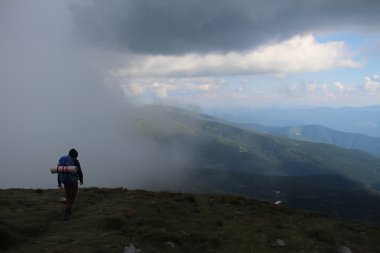 Gezgin Sisteki dağlardan bir sırt çantası ile