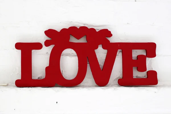 Деревянная надпись "любовь" с птицами — стоковое фото