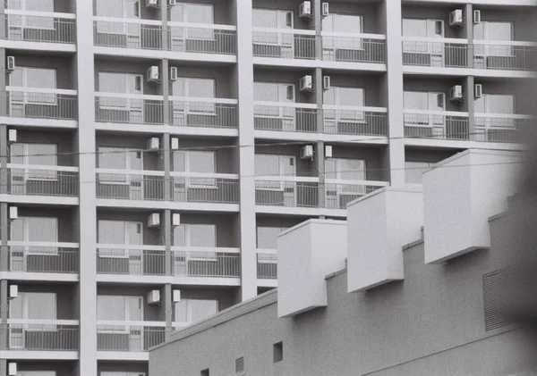 Fenster Für Hotelgebäude Schwarz Weiß Foto 35Mm Film — Stockfoto