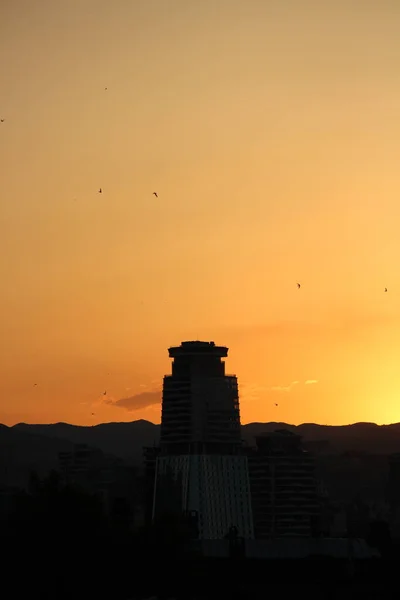 Edifícios Arquitetura Contra Céu Laranja Brilhante Com Pôr Sol — Fotografia de Stock