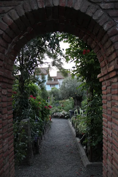 緑の花や木のある夏の庭の入り口 — ストック写真