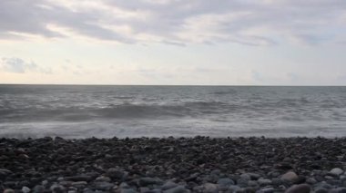 Deniz dalgalarının gri renkli sularının videosu, akşam ve bulutlu hava 