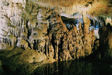 Prometheus Mağarası 'ndaki sarkıtlar, Tsqaltubo, Georgia' daki Kumistavi Mağarası.