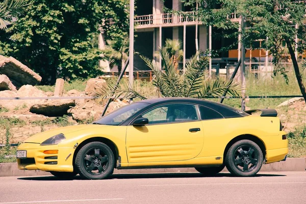 Carro Esportivo Amarelo Estrada País Geórgia Arquitetura Cidade Batumi Palmeira — Fotografia de Stock