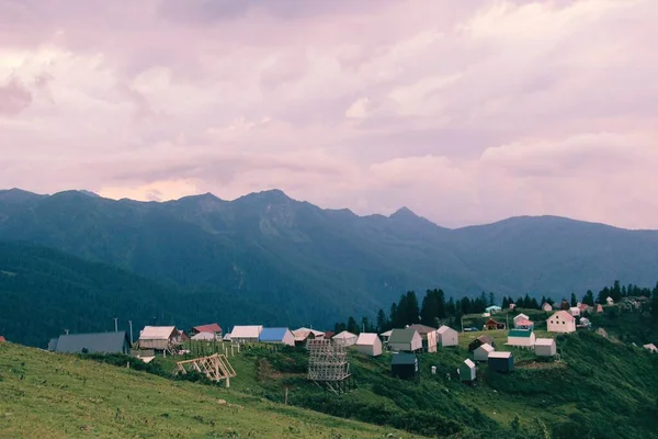 Domy Wiejskie Letnim Krajobrazie Górach Zachody Słońca Niebo Chmurami Gruzja — Zdjęcie stockowe