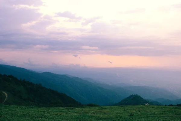 Dağlarda yaz manzarası, bulutlu günbatımı gökyüzü, Georgia Gomis mta