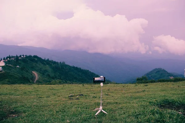 Nahrávání Obrazovce Mobilního Telefonu Letní Krajina Horách Zapadající Obloha Mraky — Stock fotografie