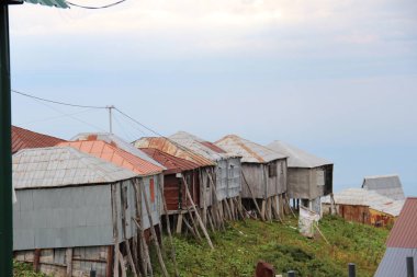 Dağların kırsal kesimlerinde köy evleri, Georgia Gomis mta
