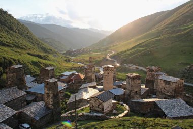 Gürcü köyü Ushguli, mimarlık. svan kuleleri 