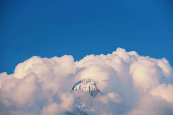 Montañas Georgianas Ushba Las Nubes Cielo Azul Región Svaneti Pico — Foto de Stock