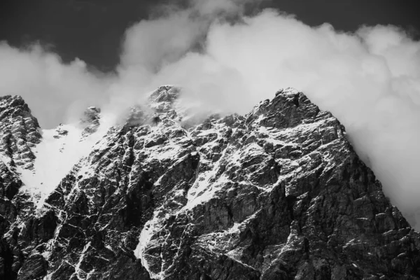 Gürcistan dağları, bulutların kayalık zirvesi, Svaneti bölgesi, siyah ve beyaz 