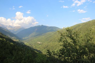 Kafkas Dağları, Gürcistan Dağları, Svaneti Dağları, bitkiler ve bulutlar