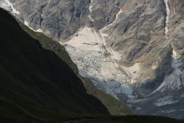 Gürcistan dağları, karla kaplı Svaneti dağları, shkhara buzulu