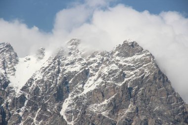 Bulutlar içindeki Gürcistan dağları ve mavi gökyüzü, Svaneti bölgesi