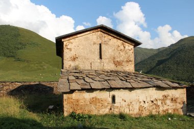 Gürcü köyü Ushguli, mimarlık. Svan kuleleri ve kilise 