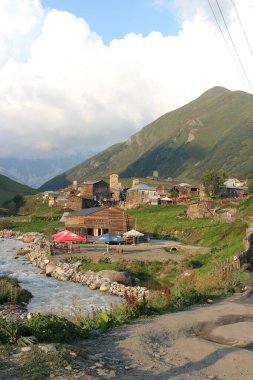 Gürcü köyü Ushguli, mimarlık. svan kuleleri 