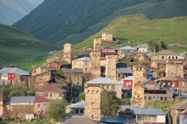 Gürcü köyü Ushguli, mimarlık. svan kuleleri 