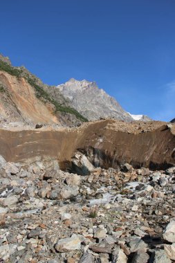 donmuş buzul dokusu, buzdağı yüzeyi, kirli buz ve kayalar, Gürcistan dağları 