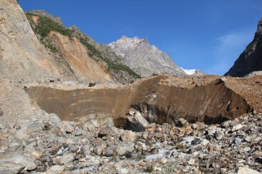 donmuş buzul dokusu, buzdağı yüzeyi, kirli buz ve kayalar, Gürcistan dağları 