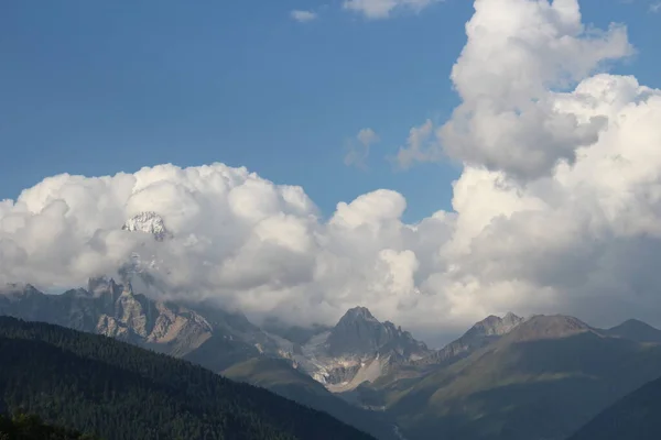 Uschba Gebirge Wolken Kaukasus Gebirge Georgische Felsenberge Swanisches Gebirge — Stockfoto