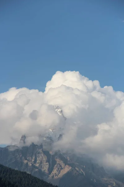 Bulutlardaki Ushba dağları, Kafkasya dağları, Gürcü kayalık dağları, Svaneti dağları 