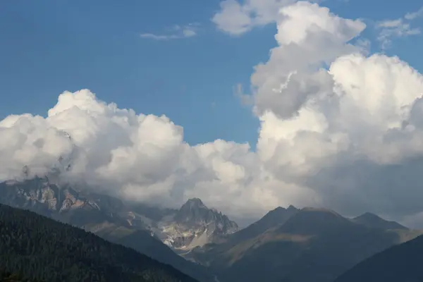 Bulutlardaki Ushba Dağları Kafkasya Dağları Gürcü Kayalık Dağları Svaneti Dağları — Stok fotoğraf