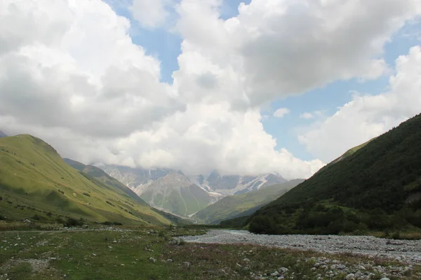 グルジアの山々 スヴァネティ山脈 イングリ川 — ストック写真