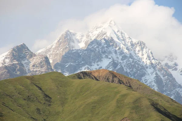 Gürcistan dağları, karla kaplı Svaneti dağları, shkhara buzulu
