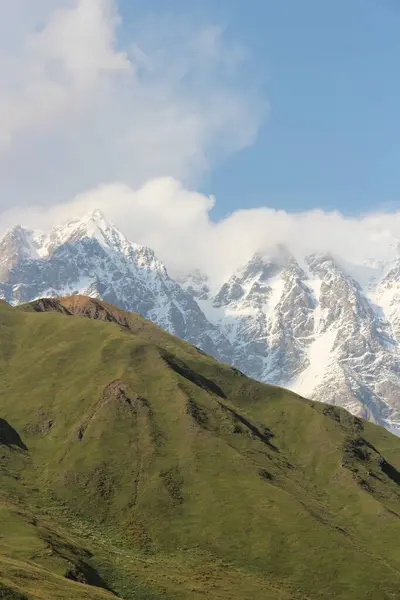 Gürcistan dağları, karla kaplı Svaneti dağları, shkhara buzulu