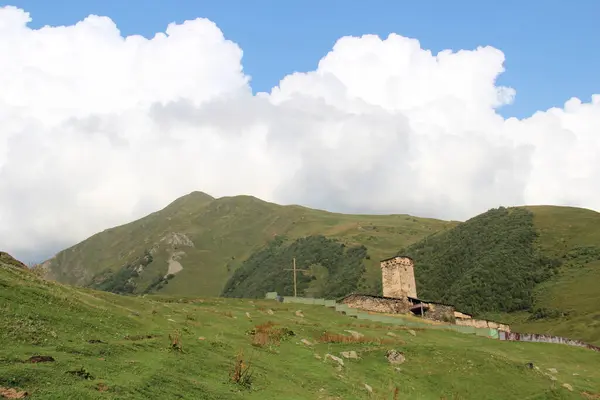 Gürcü köyü Ushguli, mimarlık. Svan kuleleri ve kilise 