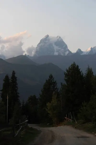 Ushba Dağları Gürcistan Dağları Svaneti Dağları Bulutları — Stok fotoğraf