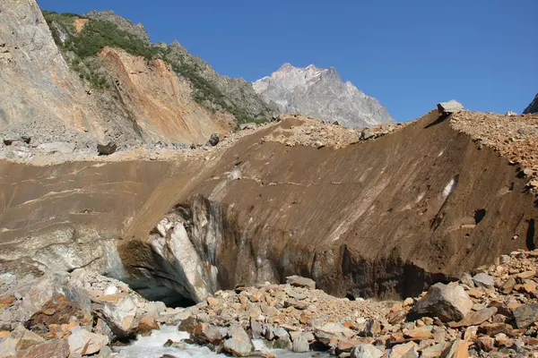 Donmuş Buzul Dokusu Buzdağı Yüzeyi Kirli Buz Kayalar Gürcistan Dağları — Stok fotoğraf