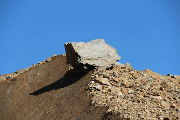 바위투성이 의산들 배경의 — 스톡 사진