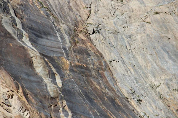 바위투성이 의산들 표면에 나타난다 — 스톡 사진