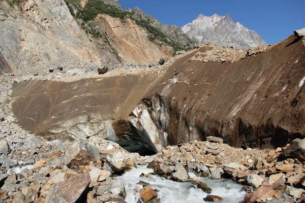 donmuş buzul dokusu, buzdağı yüzeyi, kirli buz ve kayalar, Gürcistan dağları 