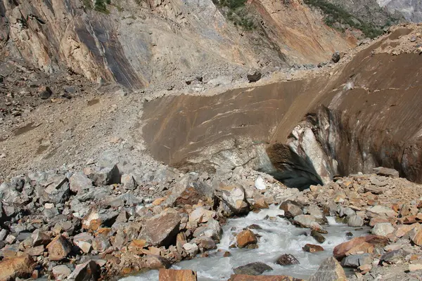 Ghiacciaio Ghiacciato Superficie Dell Iceberg Ghiaccio Rocce Sporche Montagne Georgiane — Foto Stock