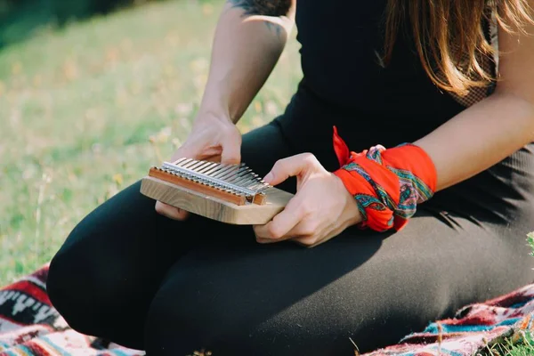 Kız elleri Kalimba 'da akor çalıyor.