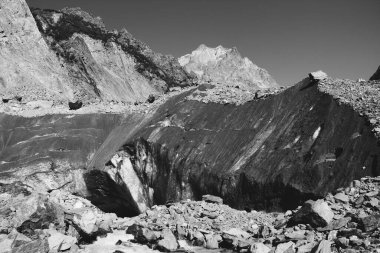 Kara beyaz bulutlu kayalık dağlar ve gökyüzü 