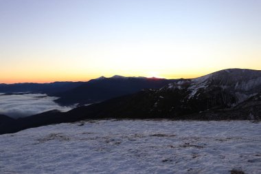 Ukrayna Karpatlar 'ın kış mevsiminde zirveleri