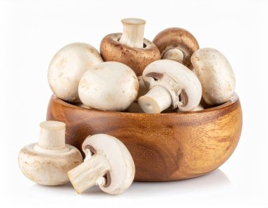 Beyaz arka planda izole edilmiş ahşap bir kasede bir demet mantar. 