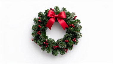 Beyaz arka planda izole edilmiş çam dalları, kırmızı kurdele ve böğürtlenlerden yapılmış geleneksel bir Noel çelengi. Davetiyeler ve festival grafikleri için mükemmel. 