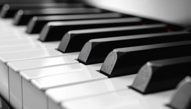 Siyah beyaz tonlarda piyano tuşlarının minimalist yakın çekimi klasik müziği, zarafeti ve sanatsal esin kaynağını sembolize ediyor. 