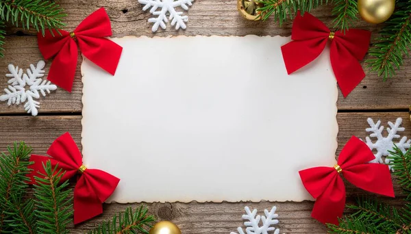 Eski kağıt desenli boş Noel kartı, kırmızı kurdeleler, altın çanlar ve kar taneleri. Selamlama ve davetiyeler için klasik tatil arkaplanı.